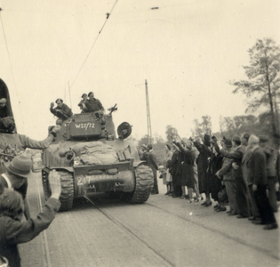 600848 Afbeelding van een Sherman tank op de Biltsestraatweg te Utrecht, tijdens de intocht van de geallieerden.